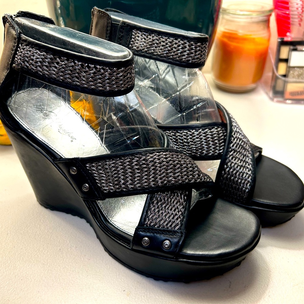 NWT Harley Davidson women’s platform sandals.